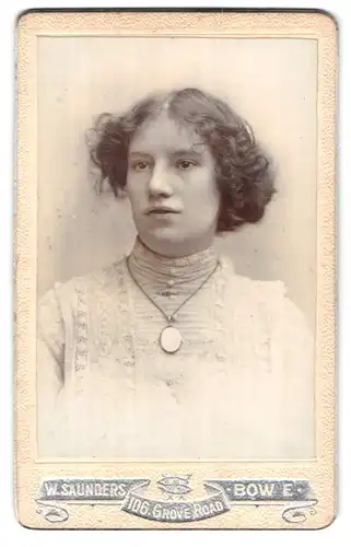 Fotografie W. Saunders, London, 106, Grove Road, Portrait junge Dame mit Amulett