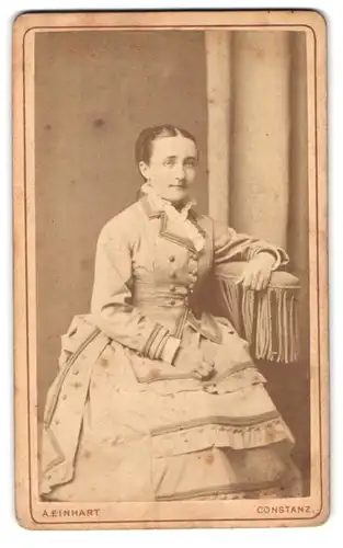 Fotografie A. Einhart, Konstanz, Portrait junge Dame in zeitgenössischer Kleidung