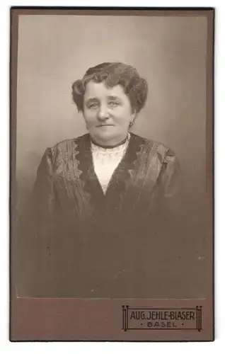 Fotografie Aug. Jehle-Blaser, Basel, Portrait ältere Dame im hübschen Kleid