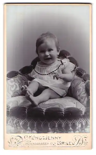 Fotografie Jenny Kling, Basel, Petersgraben 17, Portrait süsses Kleinkind im weissen Hemd mit nackigen Füssen