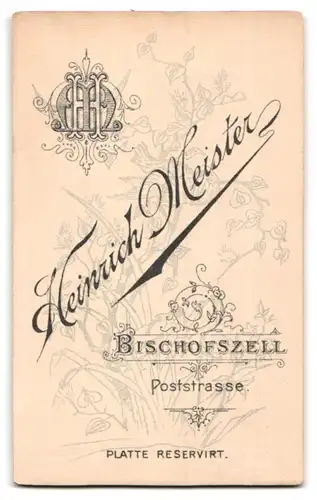 Fotografie Heinrich Miester, Bischofszell, Poststrasse, Portrait süsses Kleinkind im weissen Kleid mit nackigen Füssen