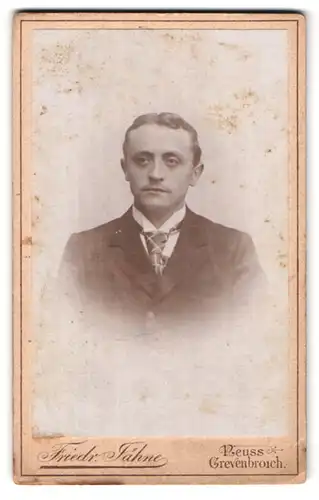 Fotografie Friedr. Jähne, Neuss, Crefelder Strasse, Portrait junger Mann im Anzug mit Krawatte