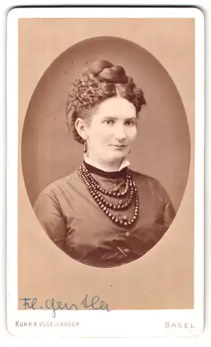 Fotografie Kuhn & Vogelsanger, Basel-St. Johann, Vorstadt 35, Portrait junge Dame mit Hochsteckfrisur und Halskette