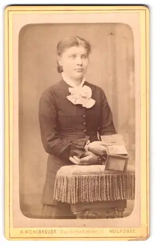 Fotografie A. Mehlbreuer, Mülhausen, Riedisheimer-Strasse 15, Portrait junge Dame in modischer Kleidung