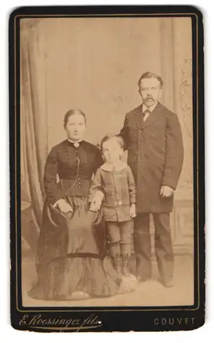 Fotografie E. Roessinger fils, Couvet, Portrait bürgerliches Paar mit kleinem Sohn