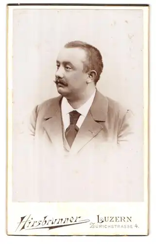 Fotografie Hirsbrunner, Luzern, Zürichstrasse 4, Portrait modisch gekleideter Herr mit Oberlippenbart