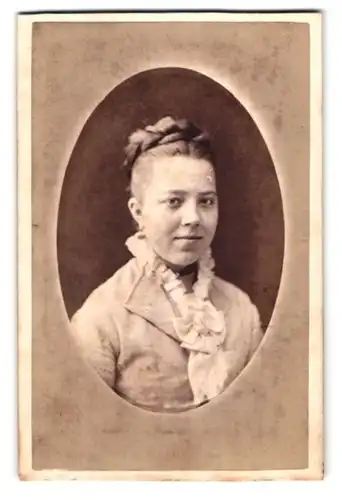 Fotografie J. Höflinger, Basel, Blumenrain 32, Portrait junge Dame mit Hochsteckfrisur