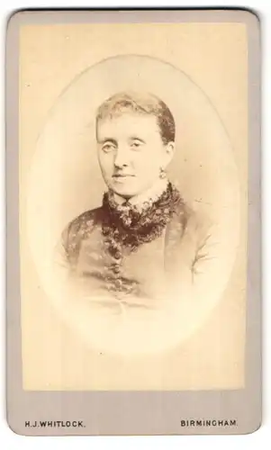 Fotografie H.J. Whitlock, Birmingham, Frau mit Ohrringen