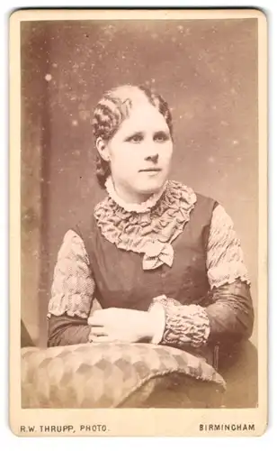 Fotografie R.W. Thrupp, Birmingham, 66 New Street, junge Frau im Kleid