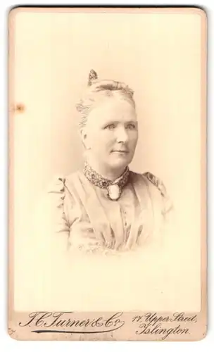 Fotografie J.C. Turner & Co., Islington, 17 Upper Street, alte Frau mit Camée