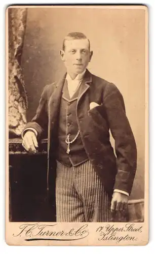 Fotografie J.C. Turner & Co., Islington, 17 Upper Street, junger Mann mit Segelohren