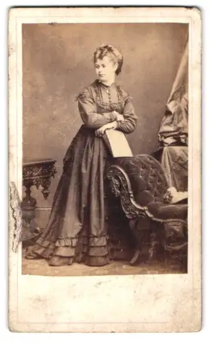 Fotografie Benjamin Scott, Carlisle, Devonshire Street, Frau im taillierten Kleid