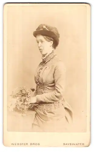 Fotografie Webster Bros, Bayswater, 4 Porchester Road, junge Frau mit Blumenstrauss