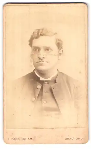 Fotografie E. Passingham, Bradford, 14 Tyrel Street, lockiger junger Herr mit Zwicker