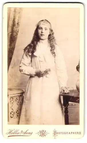 Fotografie Hellis & Sons, London, 13 Silver Notting Hill Gate, junge Frau mit lockigem Haar