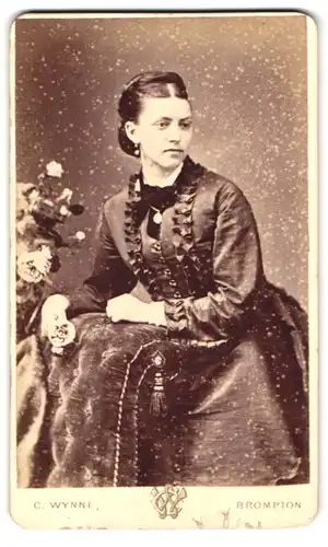 Fotografie C. Wynne, Brompton, 267 Fulham Road, junge Dame in schwarzem Kleid