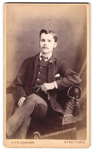 Fotografie H. Friedmann, Stratford, 126 The Grove, junger Herr mit pomadisiertem Haar