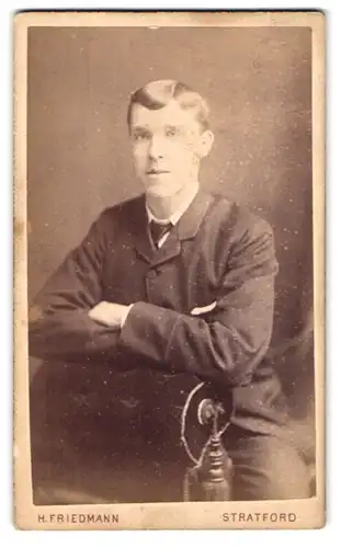 Fotografie H. Friedmann, Stratford, 126 The Grove, junger Mann mit pomadisiertem Haar