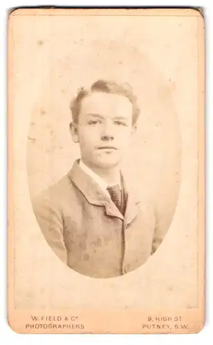 Fotografie W. Field & Co., Putney, 9 High Street, junger Mann im Anzug