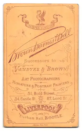 Fotografie Brownbarnes Bell, Liverpool, 31 Bold Street, Frau mit Gesangsbuch