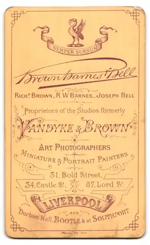 Fotografie Brownbarnes Bell, Liverpool, 31 Bold Street, verträumt wirkendes Fräulein