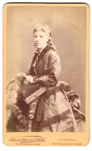 Fotografie Brownbarnes Bell, Liverpool, 31 Bold Street, junge Dame in ausschweifendem Kleid