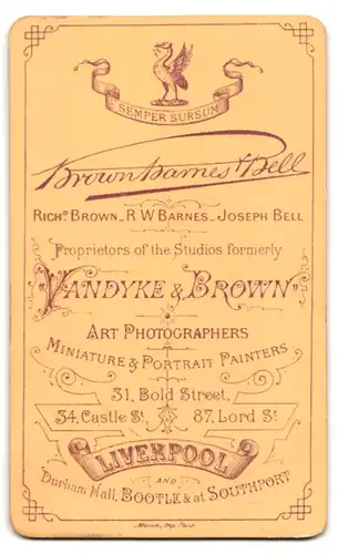 Fotografie Brownbarnes Bell, Liverpool, 31 Bold Street, junge Dame in ausschweifendem Kleid