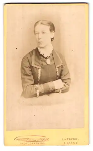 Fotografie Brownbarnes Bell, Liverpool, 31 Bold Street, junge Frau im Portrait