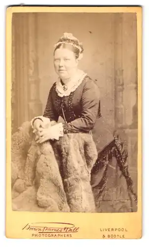 Fotografie Brownbarnes Bell, Liverpool, 31 Bold Street, Frau im taillierten Kleid