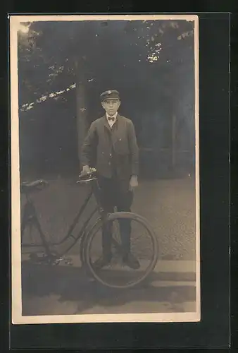 Foto-AK Junger Mann mit Fahrrad auf der Strasse