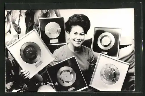 AK Musikerin Anneke Grönloh mit Schallplatten