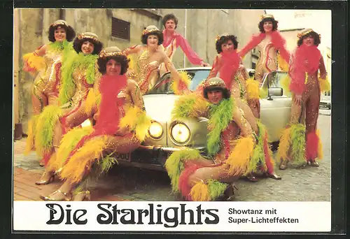 AK Musikerinnen der Showtanzgruppe Die Starlights am Auto