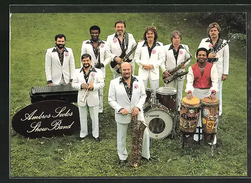 AK Musiker der Ambros Seelos Show-Band in weissen Anzügen