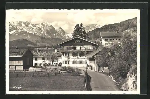 AK Wallgau, Gasthaus zur Post ..., Ortsansicht