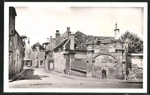 AK Coulanges-la-Vineuse, Fontaine du Bellay