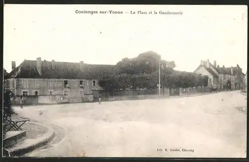 AK Coulanges-sur-Yonne, La Place et la Gendarmerie