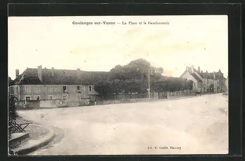 AK Coulanges-sur-Yonne, La Place et la Gendarmerie