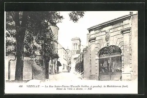 AK Vezelay, La Rue Saint-Pierre, Tourelle Gaillon à gauche, La Madeleine au fond, Hôtel de Ville à droite