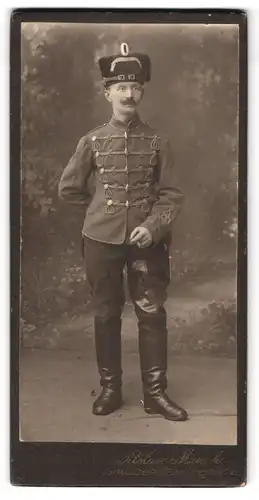 Fotografie Atelier Münch, Strassburg i/E., an der Königsbrücke, Portrait Husar mit Kaiserbart