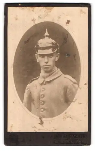 Fotografie unbekannter Fotograf und Ort, Portrait junger preussischer Soldat mit Pickelhaube