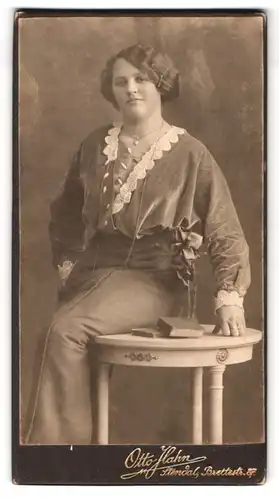 Fotografie Otto Hahn, Stendal, Brettestr. 87, Portrait junge Frau in schönem Kleid