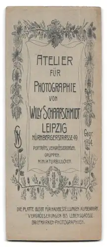 Fotografie Willy Schaarschmidt, Leipzig, Nürnbergerstr. 49, Portrait junge Frau in weissem Kleid mit Schleife im Haar