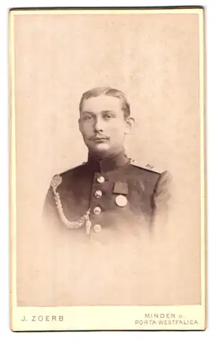 Fotografie J. Zoerb, Minden, Marienwallstr. 1, Portrait Soldat mit Orden und Schützenschnur, Schulterstk. Rgt. 15