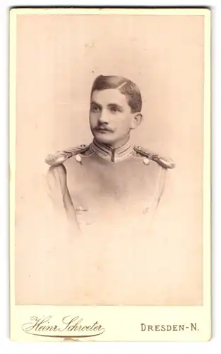 Fotografie Heinr. Schroeter, Dresden-N., Bautzenerstr. 39, Portrait Ulanen-Offizier, Epauletten