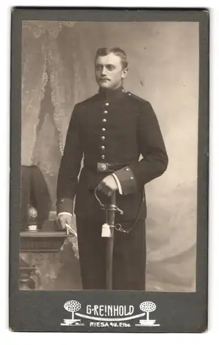 Fotografie G. Reinhold, Riesa a/d Elbe, Portrait sächsischer Pionier, Pickelhaube mit Rosschweif, Degen mit Portepee