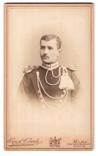 Fotografie Ernst Eberle, Ulm, Ecke Karls- & Neuthorstr., Portrait württemberg. Ulanen-Offizier, Epauletten, Kordel