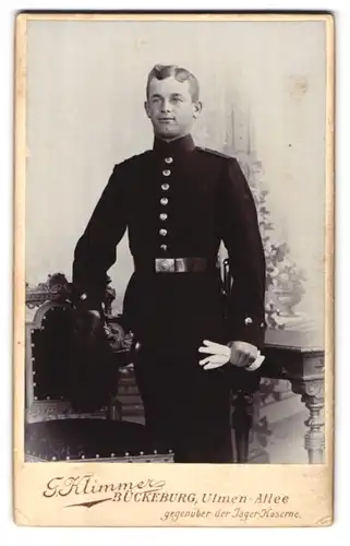 Fotografie G. Klimmer, Bückeburg, Ulmen-Allee, Portrait Soldat in Ausgehuniform, preuss. Pickelhaube, Schulterst. Rgt. 7