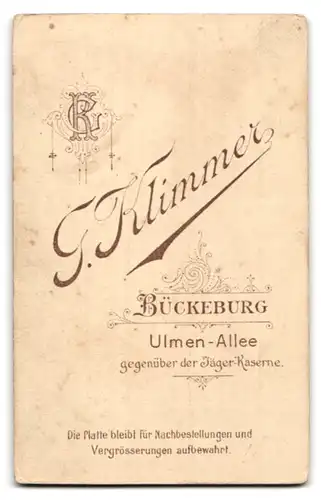 Fotografie G. Klimmer, Bückeburg, Ulmen-Allee, Portrait Soldat in Ausgehuniform, preuss. Pickelhaube, Schulterst. Rgt. 7