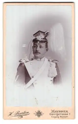 Fotografie H. Barten, Hannover, Georgstr. 1, Portrait Ulan mit preuss. Tschapka, Königs-Ulan-Rgt. Nr. 13, Epauletten