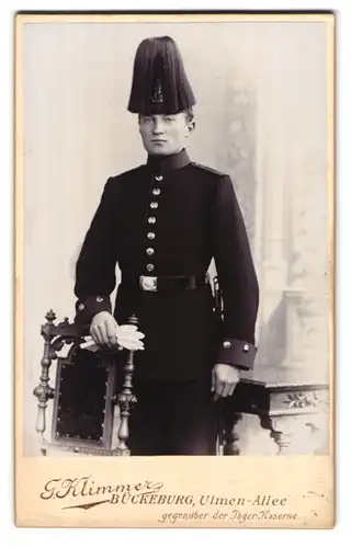 Fotografie G. Klimmer, Bückeburg, Ulmen-Allee, Porträt Soldat, preuss. Pickelhaube m. Rossschweif, Schulterstk. Rgt. 7